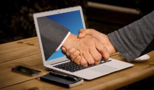 ibuyer Shaking hands with person through laptop screen
