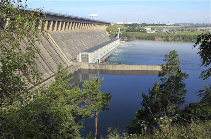 o reservatório de Bratsk na rússia, localizado na angara river