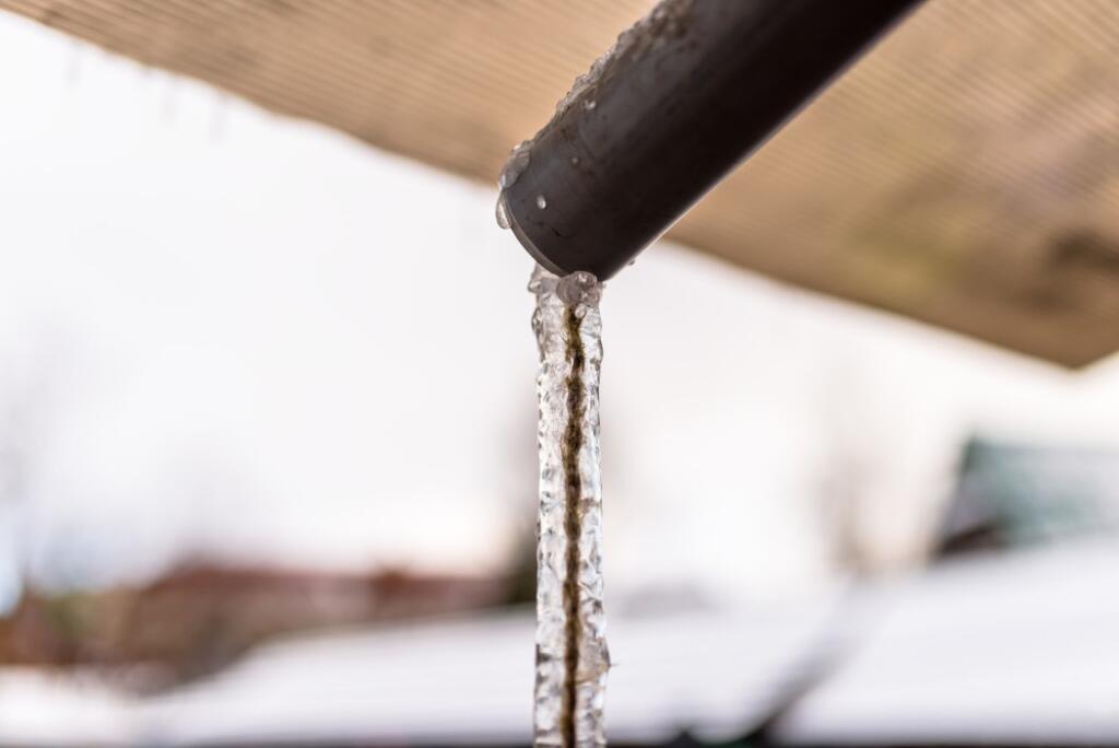 prepare your pipes for winter frozen leaky pipe