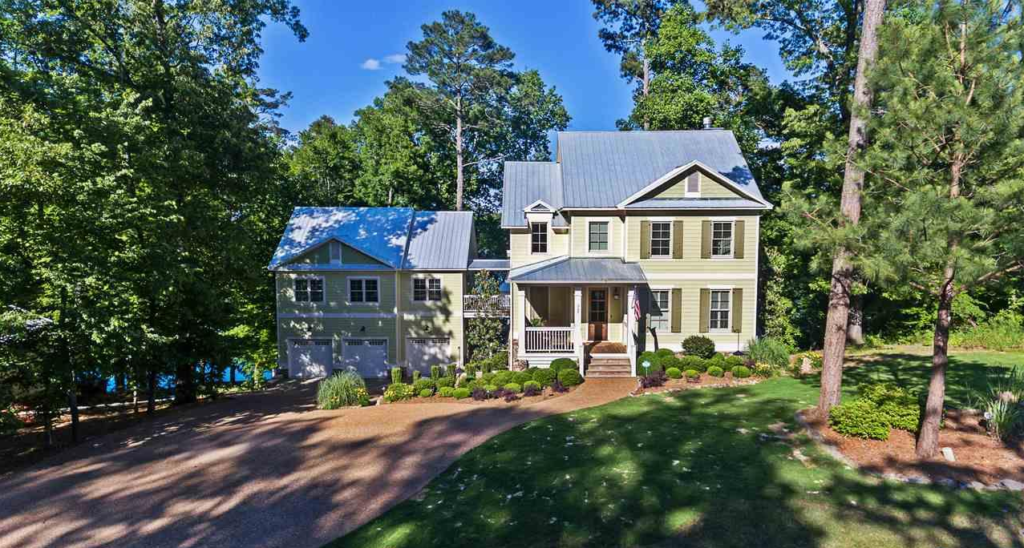 Southern charm lake house on Lake Guntersville